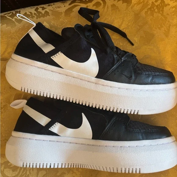 Nike Women's sneakers size 7 - Picture 1 of 14